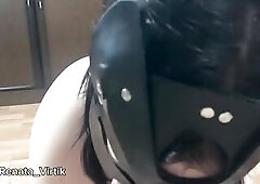 A housekeeper screws a barefoot