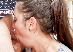 Le chupa la polla a mi hermanastro!!!