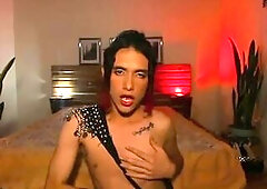 Devil Eyes,femboy bailando su canción favorita ,entusiasmado y inspirado ...seducción y erotismo.