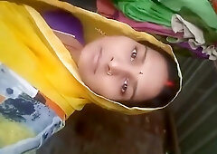 Horny Bihari Bhabhi Exposing Her Private Body Parts