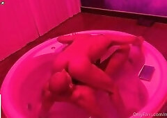 Mr. Robert lleva a su nueva perrita a un hotel para cacharla a pelo y preñar su culazo en el