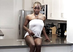 What a hawt individual Pocahontas is. A lean, toned and worked out body and a beautiful face. But it's the smile that gets me, it radiates throug