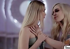 Trans Gracie Jane fucks Delilah Days wet pussy