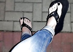 showing feet in public
