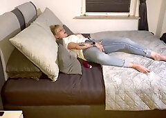 Blonde bombshell Bonieclydeerotik enjoys a clit rubbing orgasm