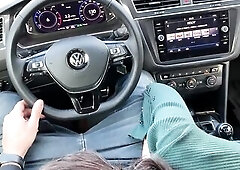 Risky oral and sex in the car.Insatiable brunette hair sucks shlong whilst her boyfriend drives a car