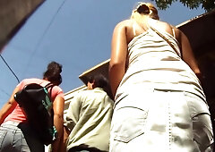 Yet another stunning up-skirt footage of a sexy ass