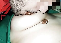 Mi esposo es adicto a chupar mis grandes tetas naturales por eso siempre lo amamanto parte III