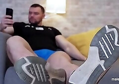 Wrestler Aleck flexes sweaty feet on the couch