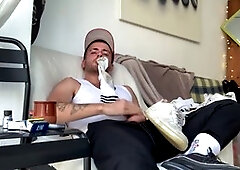 Solo cam session featuring a first-time hot wank with lots of mouth action