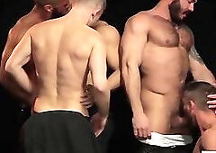 Hot hunks fuck in a muscle bound orgy