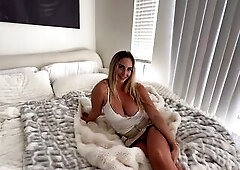 Cheating on Girlfriend with her Hawt Roommate