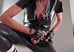 Ultra-kinky in leather sneaker and white socks