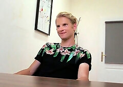 Casting fuck scene with an aging bottom with a booty