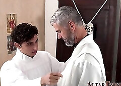 Teen twink wanks off and shoots load