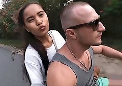 Amateur Thai teen girlfriend gives him a blowjob after her workout