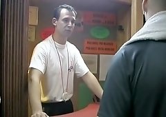 Mature niquée à la salle