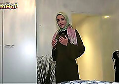 Hijab-wearing Turkish stepsis begs for sneaky fuck before parents return