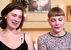 Ersties - Intense Belt-on-Action im Doggy style mit Emma K und Amanita