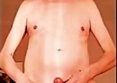 homme nu comme souvent caressant ses parties genitales