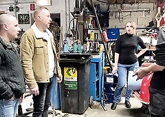 (Full Episode +44min) 2 dudes come to retrieve their car from a garage but find that no thing has been done. Their macho attitude earns 'em a rec