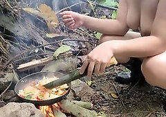Risky blowjob in the great outdoors for Pinay cutie