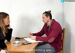 La manager troia vuole farsi scopare duro dal collega e tradisce il marito in ufficio