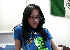 Chica nerd virgen