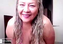 Hermosa Mujer Madura Desnuda en la Sala de su Casa Sola