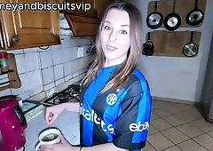 Partita di derby finisce in scopata per una vera coppia amatoriale calda e arrapata-Dialoghi ita