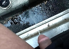 Je pisse en publiques en voiture
