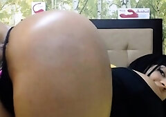 Colombian webcam girl shows off her perfect ass