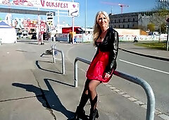 In a dirndl, it quickly becomes uninhibited outside: blowjob, vaginal and anal, out of rubber and out of restraint - until the bulky facial at the end