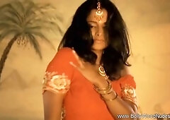 Sensual snake dance by a voluptuous MILF