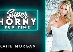 Big-boobed glamorous blonde Katie Morgan stimulates her wet snatch