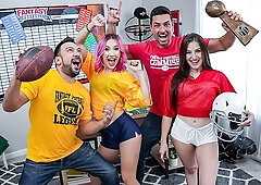 Cuties Aubree Valentine and Jazmin Luv are enjoying dick-riding