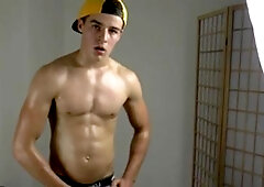 EastBoys.com: Muscled Kent Mills workout