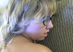 A blonde that has glasses is showing us how she sucks dick
