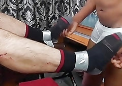 Inked hunk cum after fetish toe licking