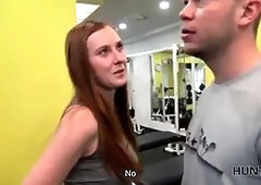 Hunt4k. coniglietto ingenuo in palestra fa sesso con un maschio ricco