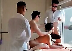 Cả dàn vệ sĩ hiếp dâm cậu chủ
