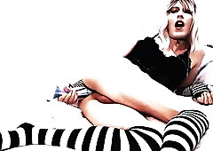 Blond trans plays with a large sex tool, slow at the begining during the time that stretching her butt. That babe puts on all fours and keeps playing 