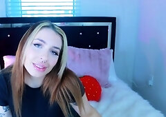 Perverse teen babe plays solo