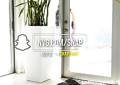 Skeptical model with thick haunches and a large booty is convinced to screw to get into a music episode by some other model!