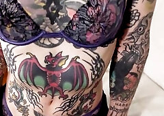 Raven debuts with cheeky web camera-cutie energy and full tattoos. Canadian girl plays with her booty and strokes her dick on the bed. Wild and memora