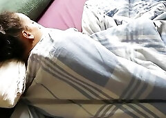 il surprend sa belle-fille arabe au lit quand elle se réveille et il en profite Soumise défonce Anal