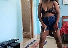 Desi girl Skakoi shows off her moves in a bhojpuri dance