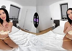 Alyssa Bounty spent the entire day shopping. This babe visited many shops and, certainly, couldn’t return home out of a purchase or 2. This time, th