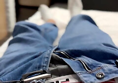 DRAINED OFF AND JISM WHILE A ACQUAINTANCE WAS SITTING AT THE COMPUTER