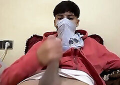 Jeunot rebeu se branle et jouit